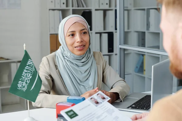 Mujer Musulmana Moderna Usando Hijab Trabajando Como Oficial Consular Embajada — Foto de Stock