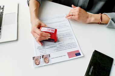 ABD büyükelçiliğinde çalışan tanınmayan bir kadının seyahat vizesi başvurusunu reddetmesi yüksek açılı bir bakış açısı.