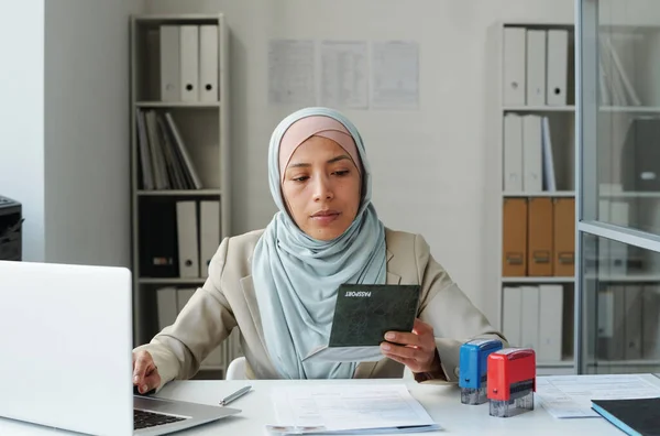 대사관에서 일하는 이슬람 컴퓨터 데이터베이스 프로그램에 시민에 — 스톡 사진