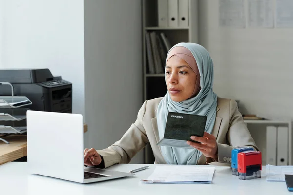 히잡을 현대젊은 이슬람 여성은 정보를 데이터베이스 프로그램에 입력하는 전문가로 일한다 — 스톡 사진