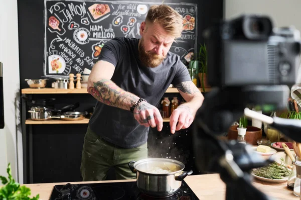 料理ブログのためにカメラで夕食を準備しながら プロのシェフはお湯にジャガイモを入れて — ストック写真