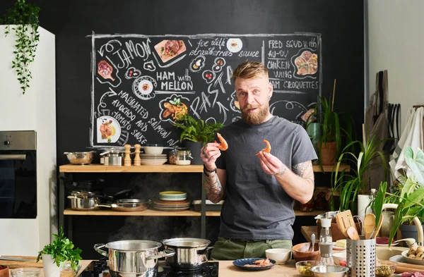 Chef Profesional Ropa Casual Pie Cocina Loft Casa Explicando Mostrando — Foto de Stock