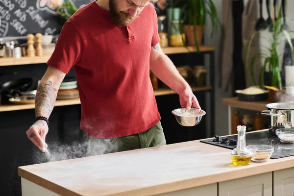 Moderner Profi Koch Lässiger Kleidung Staubt Küchentisch Mit Mehl Während — Stockfoto