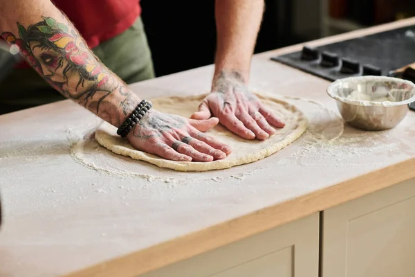 Неузнаваемый Человек Татуировками Стоящий Кухонного Стола Месит Выравнивает Тесто Пиццы — стоковое фото