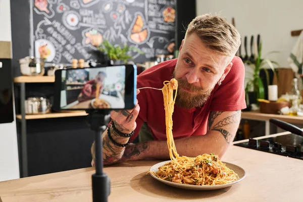 Food Blogger Eten Zelfgemaakte Pasta Tijdens Het Filmen Recept Mukbang — Stockfoto