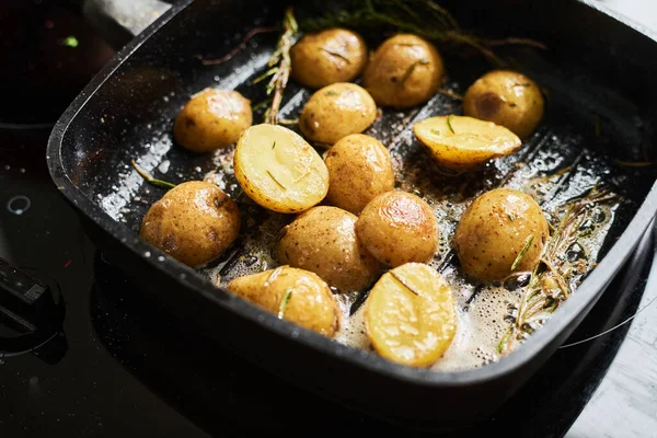 Κοντινό Πλάνο Λαχταριστές Πατάτες Τηγανισμένες Γκριλ Βούτυρο Δενδρολίβανο Και Θυμάρι — Φωτογραφία Αρχείου