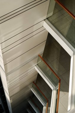 Ofis binasındaki asansörle modern boş ofis salonunun dikey görüntüsü