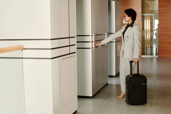 Bavullu Genç Kadını Ofis Binasının Koridorunda Duran Asansörü Kullanıyor — Stok fotoğraf