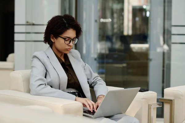 Ung Affärskvinna Glasögon Koncentrerar Sig Sitt Online Arbete Bärbar Dator — Stockfoto
