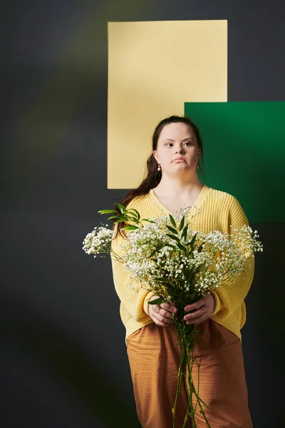 Studio Portrait Beautiful Girl Syndrome Wearing Casual Clothes Holding Bouquet — Stock Photo, Image