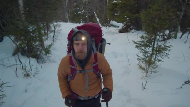 Turista Reflektorem Batohem Trekkingovými Tyčemi Kráčející Fotoaparátu Zasněžené Stezce Večerních — Stock video
