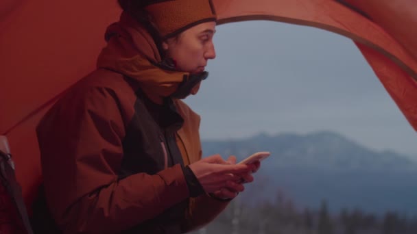 Kilátás Belülről Sátor Lövés Női Turista Felsőruházat Sms Okostelefonra Télen — Stock videók
