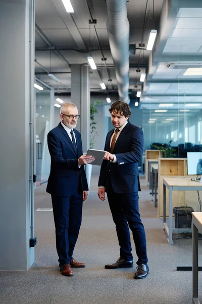 Dois Homens Negócios Desgaste Formal Discutindo Apresentação Line Tablet Digital — Fotografia de Stock