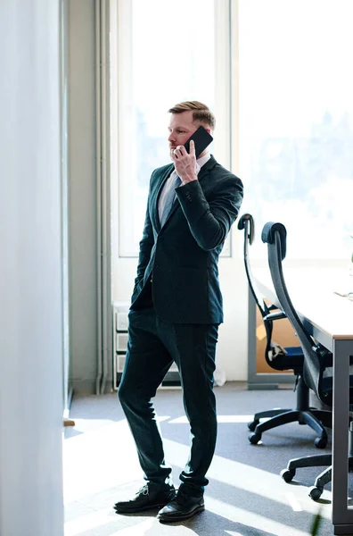 Jovem Empresário Terno Formal Falando Telefone Celular Enquanto Estava Escritório — Fotografia de Stock