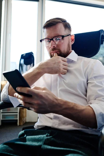 Jovem Empresário Barbudo Óculos Sentado Cadeira Escritório Trabalhando Online Telefone — Fotografia de Stock