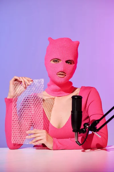 Αναγνωρίσιμη Νεαρή Γυναίκα Influencer Φορώντας Ροζ Πουλόβερ Και Balaclava Κρατώντας — Φωτογραφία Αρχείου