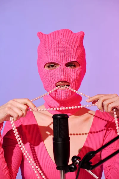 Onherkenbare Jonge Vrouwelijke Influencer Dragen Stijlvolle Roze Trui Bivakmuts Zittend — Stockfoto