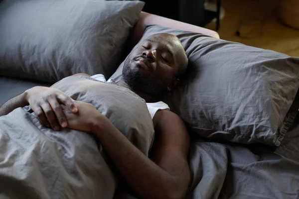 Висококутний Вид Афро Американського Бородатого Чоловіка Відпочиває Спить Ліжку Спальні — стокове фото