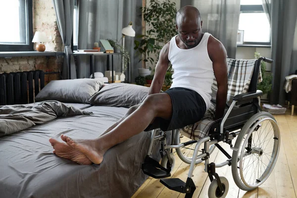 Африканский Американец Ограниченными Возможностями Пытается Сидеть Инвалидной Коляске Посторонней Помощи — стоковое фото