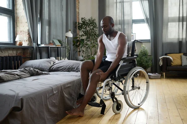 Африканский Молодой Человек Инвалидностью Кладет Ноги Подножку Инвалидного Кресла Сидя — стоковое фото