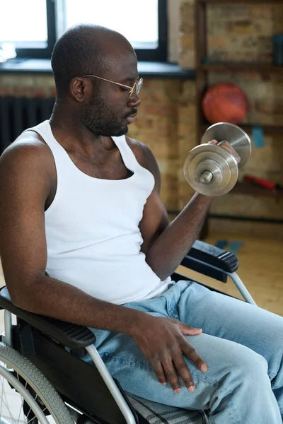 Afroamerykanin Okularach Trening Hantlami Siedzącymi Wózku Inwalidzkim Podczas Rehabilitacji — Zdjęcie stockowe
