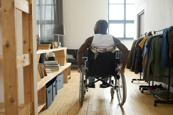 Задній Вигляд Африканця Інвалідністю Їздить Кімнаті Інвалідному Візку Він Живе — стокове фото