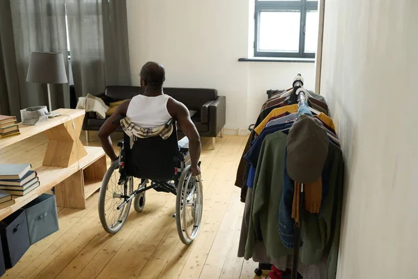 Вид Ззаду Чоловіка Інвалідністю Їде Кімнаті Інвалідному Візку Наявними Речами — стокове фото