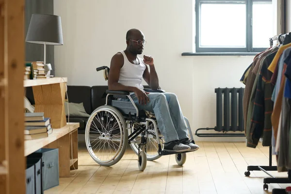 アフリカの若者が車椅子に座って障害者と二人暮らしを学ぶ — ストック写真