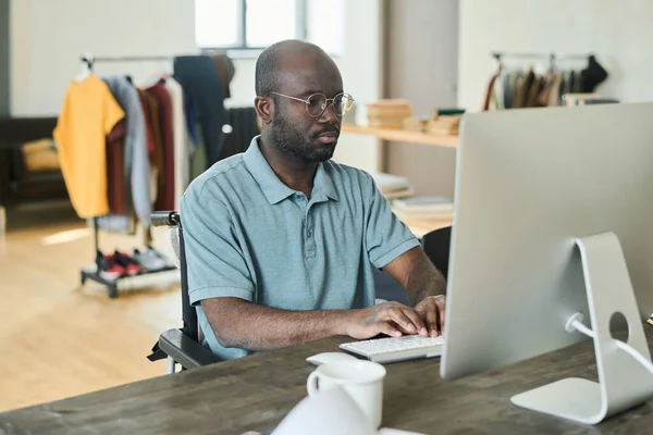 Gözlüklü Afrikalı Genç Adam Evdeki Bilgisayar Işi Sırasında Klavyede Daktilo — Stok fotoğraf