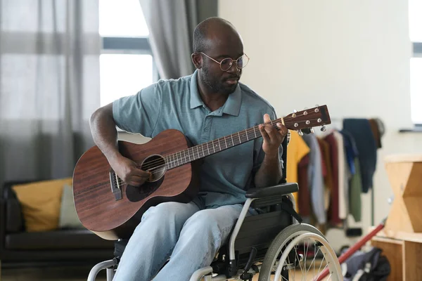 Africký Američan Brýlích Sedí Vozíku Učí Hrát Kytaru Během Svého — Stock fotografie
