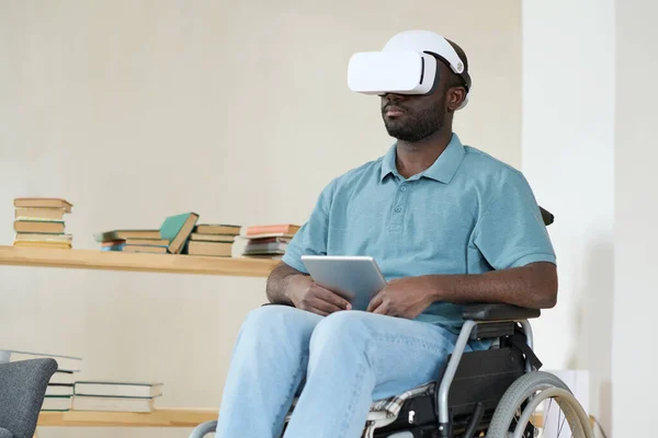 Tekerlekli Sandalyede Oturan Afrikalı Genç Adam Dijital Tabletle Oyun Oynamak — Stok fotoğraf