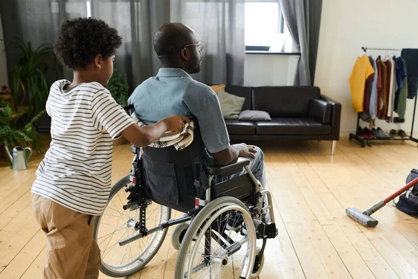 Вид Сзади Маленького Мальчика Толкающего Инвалидное Кресло Вместе Отцом Вдоль — стоковое фото