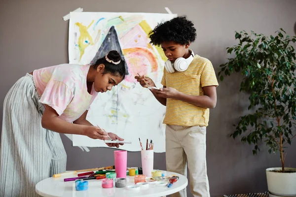 Två Afrikanska Barn Använder Färgglada Färger För Att Rita Bild — Stockfoto