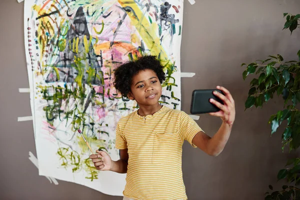 Afrikansk Liten Pojke Gör Selfie Porträtt Sin Mobiltelefon Mot Hans — Stockfoto