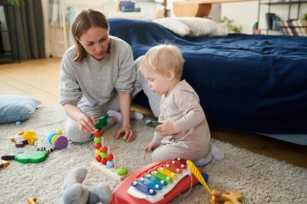 Mladý Maminka Hrát Hračky Spolu Svým Malým Synem Podlaze Obývacím — Stock fotografie