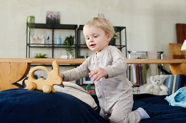 Roztomilý Chlapeček Pyžamu Hrát Hračkou Posteli Před Spaním — Stock fotografie