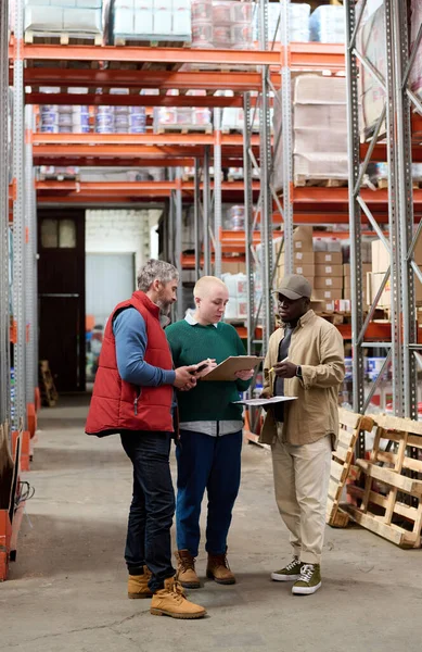 Trabajadores Almacén Discutiendo Envío Con Supervisor Durante Trabajo Almacén — Foto de Stock