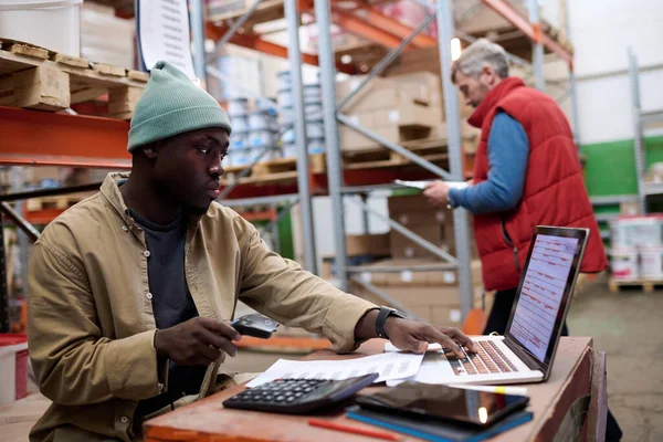 Distribuidor Afroamericano Usando Portátil Para Escanear Códigos Barras Paquetes Mientras — Foto de Stock