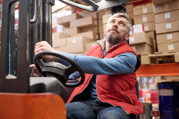 Mature Warehouse Worker Looking High Shelves Loading Cargo Forklift — Stock Photo, Image