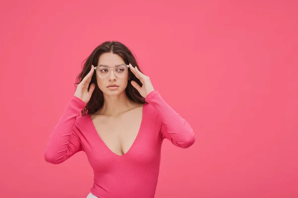 분홍색 배경에 안경을 여자의 — 스톡 사진