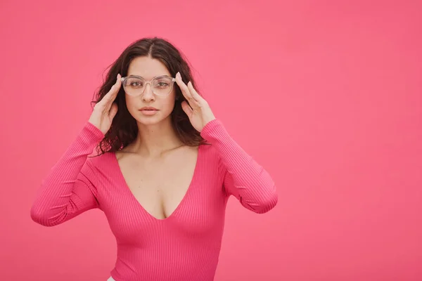 Retrato Menina Posando Câmera Óculos Moda Camisa Rosa Contra Fundo — Fotografia de Stock