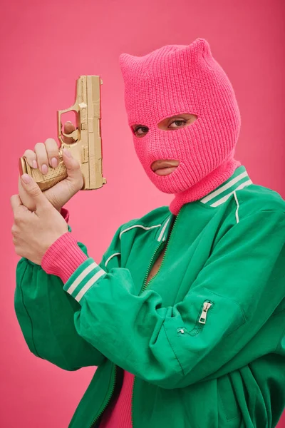 Retrato Gângster Jovem Balaclava Rosa Segurando Arma Olhando Para Câmera — Fotografia de Stock
