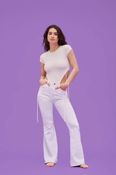 Retrato Joven Hermosa Chica Traje Blanco Posando Sobre Fondo Púrpura — Foto de Stock