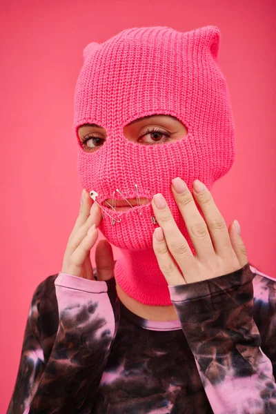 Retrato Mujer Joven Pasamontañas Rosa Con Boca Cosida Mirando Cámara — Foto de Stock