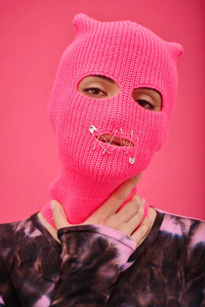 Retrato Jovem Mulher Vestindo Balaclava Rosa Com Boca Costurada Sem — Fotografia de Stock