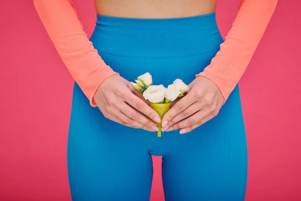 Detailní Záběr Mladé Ženy Drží Menstruační Šálek Bílými Květy Uvnitř — Stock fotografie