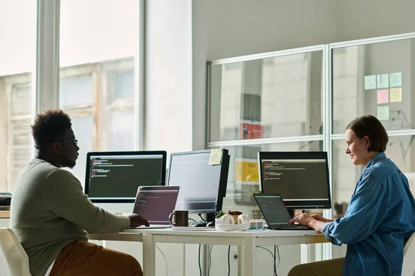Bilişim Uzmanı Ofislerindeki Bilgisayarlarla Masada Oturup Yazılım Programı Geliştirmek Için — Stok fotoğraf