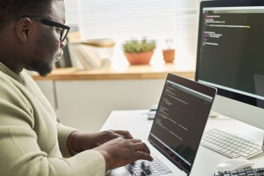 Yazılım geliştirme şirketinde proje üzerinde çalışırken veri kodu yazan programcı