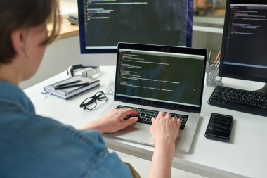 Ofisinde çalışırken bilgisayarla geliştirici programlama yazılımını kapat