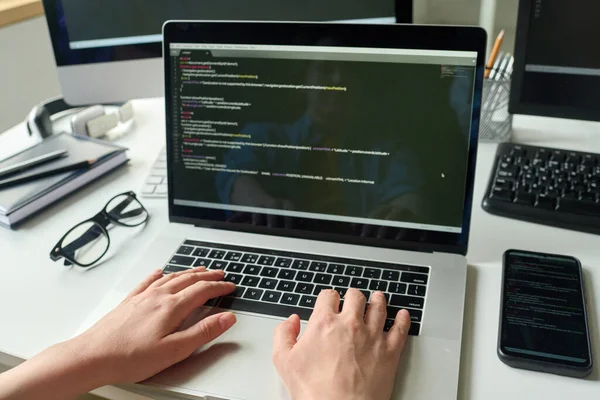 Närbild Kvinnliga Programmerare Skriva Laptop Programkod Vid Skrivbordet — Stockfoto